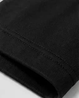 Detalhe da costura reforçada da camiseta oversized