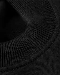 Detalhe da gola canelada de 3 centímetros da camiseta oversized
