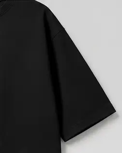 Detalhe da manga ampla com caimento oversized