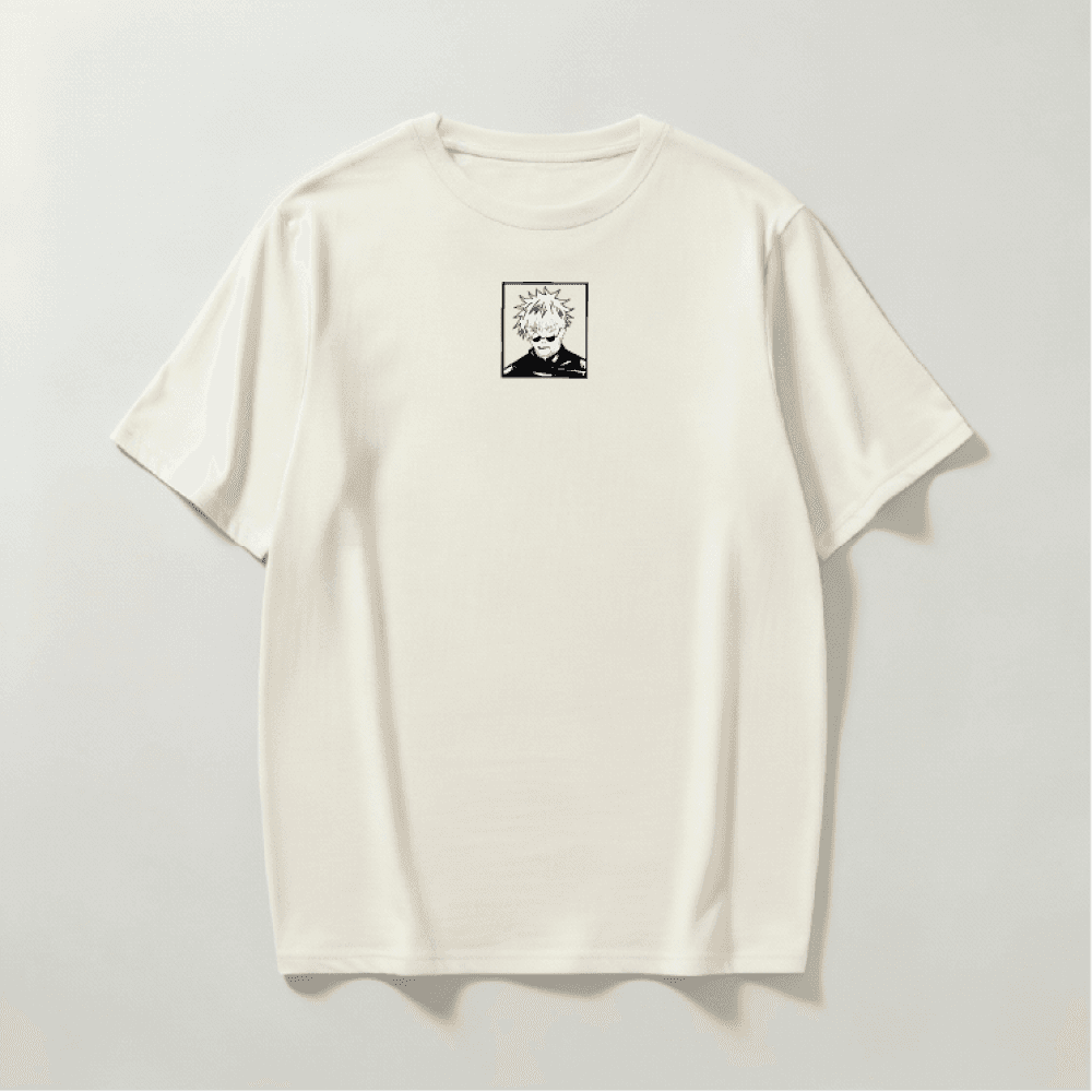 Modelo usando camiseta KiraCrew